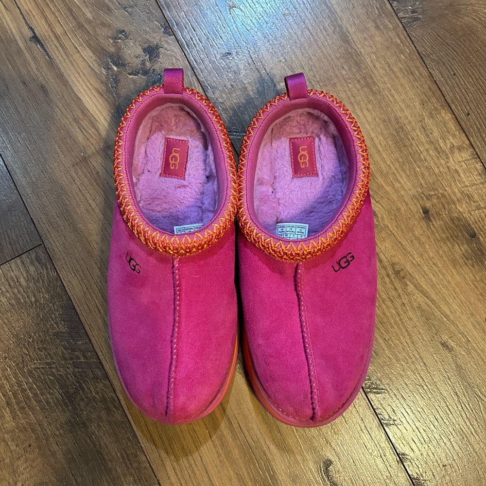 Womens Ugg tasmin slippers size 6.